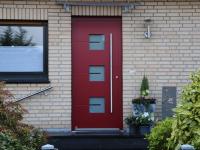 Aluminium-Haustür in rot mit drei Lichtausschnitten in Niederkrüchten