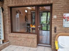 Fenster und Balkontüre braun