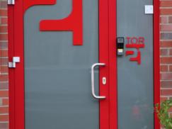 Aluminium-Haustür in rot mit Milchglas-Lichtausschnitt in Niederkrüchten