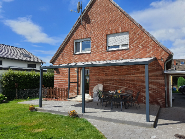Terrassenüberdachung Brüggen mit Windschutz-Seitenteil