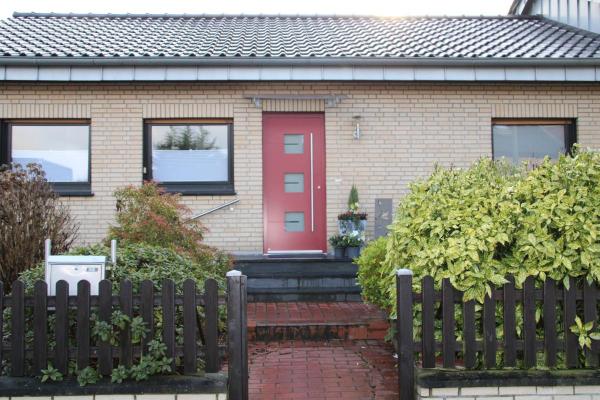 Aluminium-Haustür in rot mit drei Lichtausschnitten in Niederkrüchten