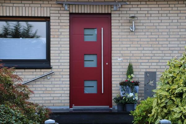Aluminium-Haustür in rot mit drei Lichtausschnitten in Niederkrüchten