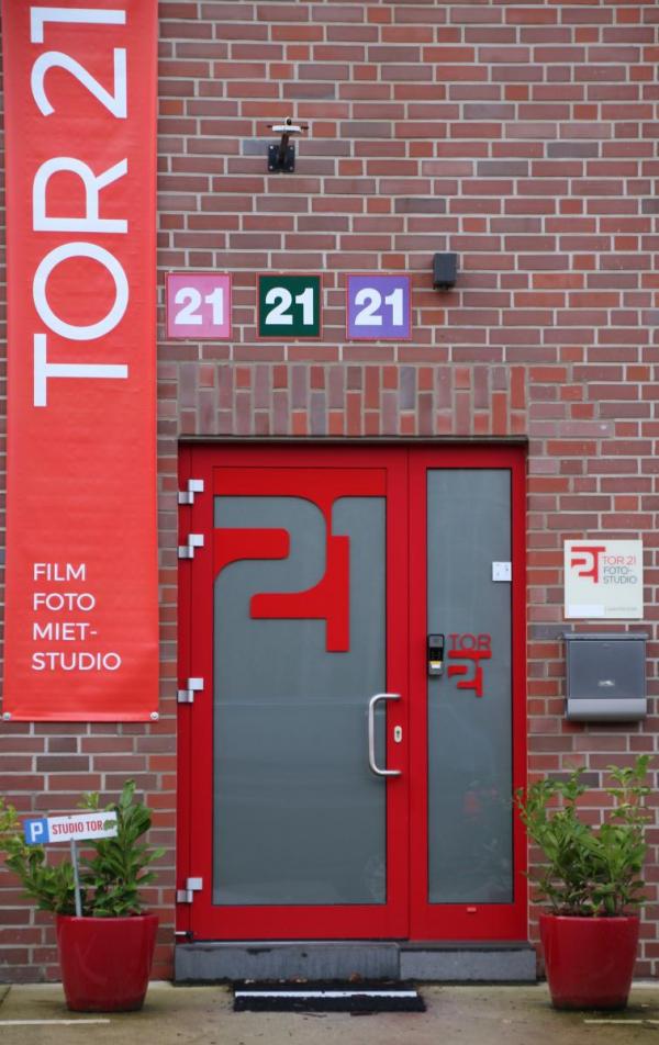 Aluminium-Haustür in rot mit Milchglas-Lichtausschnitt in Niederkrüchten