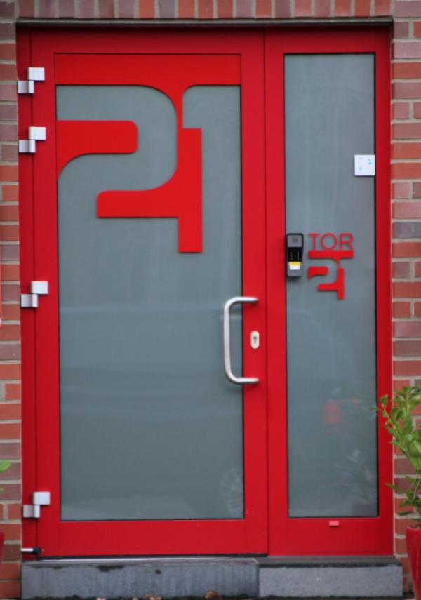 Aluminium-Haustür in rot mit Milchglas-Lichtausschnitt in Niederkrüchten